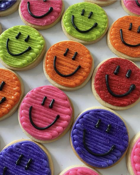 Smiley Face Buttercream Cookies, Simple Round Decorated Cookies, Buttercream Iced Sugar Cookies, Smiley Face Cookies Decorated, Decorated Circle Cookies, Simple Decorated Sugar Cookies, Round Cookie Decorating, Round Cookies Decorated, Round Sugar Cookies Decorated