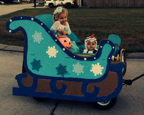 FroZen sleigh for elsa and anna! Happy halloween! Wagon Sleigh Diy, Santa Sleigh Wagon Diy, Sleigh Parade Float, Christmas Parade Float Ideas Sleigh, Christmas Parade Wagon Ideas, Sleigh Wagon Diy, Wagon Floats Parade, Christmas Wagon Decor For Parade, Frozen Wagon Halloween