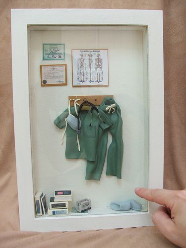 Size refrence for surgeon miniature | Edith אידית Fischer-Katz פישר-כץ | Flickr Dollhouse Medical, Miniature Office, Miniature Medical, Miniature Making, Baby Shadow Box, Doll Furniture Diy, Dollhouse Printables, Dollhouse Miniatures Diy, Dolls House Interiors