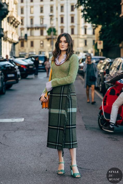 Checked Skirt Outfit, Fringe Skirt Outfit, Green Plaid Skirt, Spring Closet, 2020 Street Style, Ny Style, Reportage Photography, Check Skirt, Streetstyle Fashion