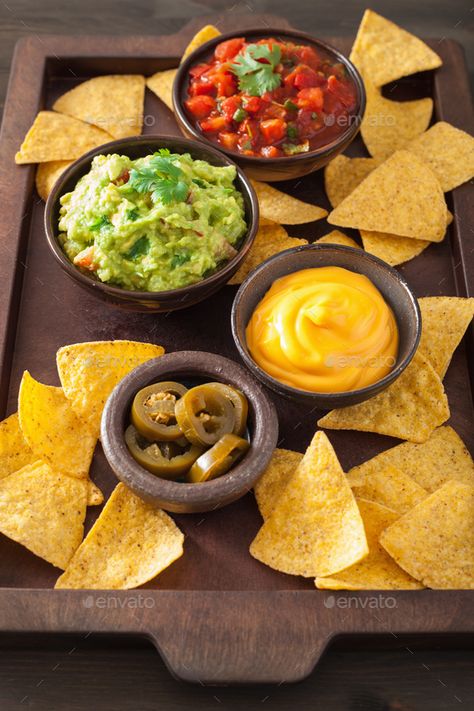 Guacamole Food Photography, Nachos And Guacamole, Chips Salsa Guacamole Display, Chips And Salsa Aesthetic, Nachos Photography, Nachos And Salsa, Nachos Guacamole, Salsa And Chips, Nachos Chips