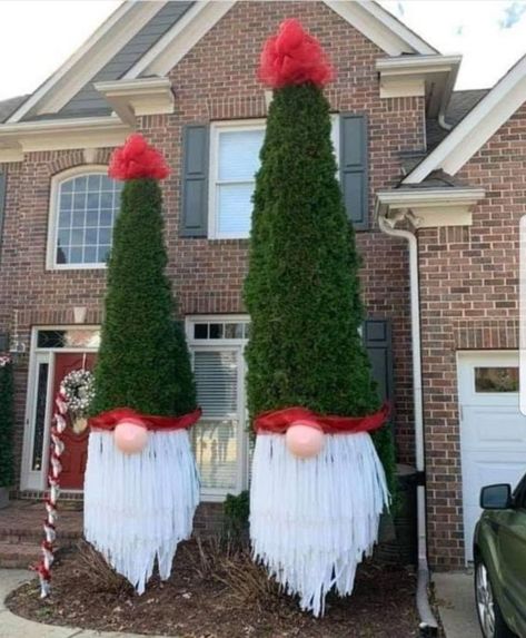 50+ Festive DIY Christmas Tree Gnomes that Could Also Work for a Grinch Theme | HubPages Outdoor Christmas Diy, Christmas Garden Decorations, Diy Tree, Gnomes Diy, Christmas Porch Decor, Gnome Christmas, Festival Diy, Navidad Diy, Christmas Garden