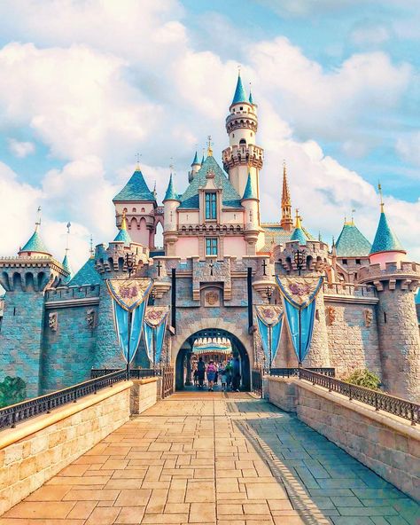 Jonathan on Instagram: “We may not be able to walk through the castle for a while, but at least once it’s back she’ll look as good as new!! 🏰✨” Images Of Bts, Disney Mural, Disney Eras, Disneyland Castle, Sleeping Beauty Castle, Disneyland California, Walt Disney Animation Studios, Disneyland Park, Childrens Books Illustrations