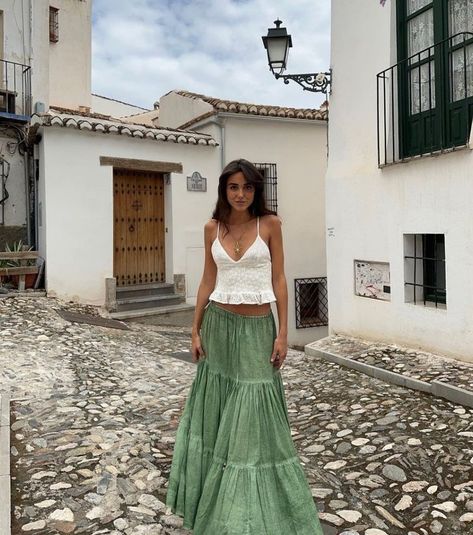 Granola Summer Outfits, Spain Outfit, Greece Outfit, Look Boho Chic, Estilo Hippy, European Summer Outfits, Europe Outfits, Estilo Hippie, Outfit Inspo Summer