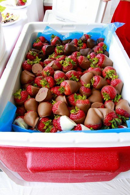 Chocolate Aesthetic, God Mat, Chocolate Chocolate, Think Food, Food Goals, Covered Strawberries, Chocolate Covered Strawberries, Pretty Food, Food Cravings