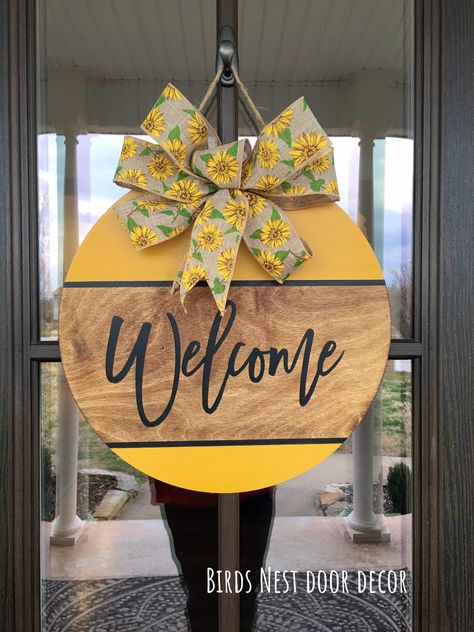 Welcome Signs Front Door, Round Door Hanger, Door Hangers Diy, Door Crafts, Wooden Signs Diy, Door Signs Diy, Wood Wreath, Summer Door Hanger, Wooden Door Signs