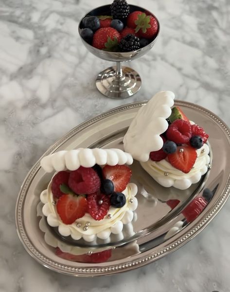 Pavlova New Years Eve, New Years Pavlova, New Years Eve Plated Desserts, Valentines Pavlova, Pavlova Design, Wedding Pavlova, Pavlova Decoration, Pavlova Aesthetic, Swan Dessert