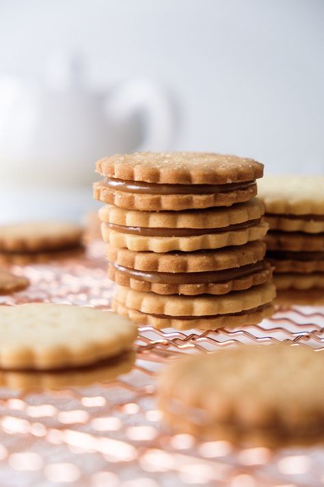 Five Spice Cinnamon Caramel Sandwich Cookies - Yummy Workshop Herbal Cookies, Caramel Sandwich Cookies, Food Polls, Cookies Photography, Assiette Design, Brioche Rolls, Cinnamon Caramel, Sandwich Cookie, Five Spice