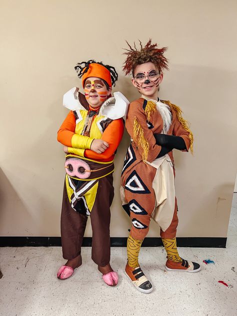 Timon Makeup Lion King, Lion King Play Costumes, Pumba Lion King Costume, Pumba Costume Diy, Lion King Junior Costumes, Lion King Jr Costumes Diy, Lion King Costume Ideas, Timon And Pumba Costume, Timon Makeup