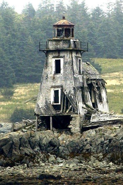 Abandoned Lighthouse, Old Lighthouse, Ross Island, Abandoned Asylums, Abandoned Homes, Creepy Houses, Old Abandoned Houses, Abandoned Hospital, Creepy Things