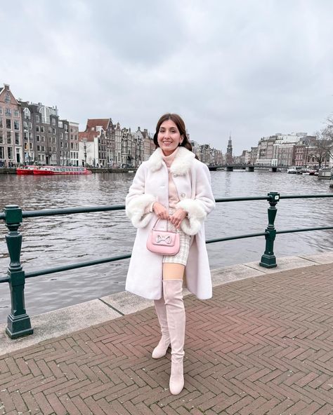 My favourite winter outfit of this year deserved a second post for sure! A pastel pink, cream and beige combination is so feminine and beautiful! With a few changes, like removing the thermals or maybe even choose a thinner knit, it can be a great winter to spring transitional outfit too! Coat: @santinni_london borrowed from @emilyspastelsandflorals Boots: @stuartweitzman Bag: @mango Cashmere knit: @bis_vintage Skirt: @pullandbear Hair bow: @shesparisian Parisian Outfits, Winter To Spring, Transition Outfits, Amazing Outfits, Winter Outfit, Vintage Skirt, Hair Bow, Pastel Pink, My Favourite