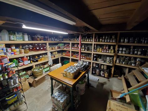 Basement Pantry Ideas Food Storage, Prepper Basement, Root Cellar Storage, Food Storage Rooms, Doomsday Bunker, Dream Pantry, Canning Food Preservation, Log Cabin Rustic, Long Term Food Storage