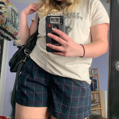 Plaid shorts, baggy, purse, blue, skate warehouse Plaid Shorts Outfit Summer, Plaid Shorts Outfit Aesthetic, Baggy Purse, Plaid Shorts Outfit, Summer Shorts Outfits, Shorts Outfit, Summer Lookbook, Fall 2022, Plaid Shorts