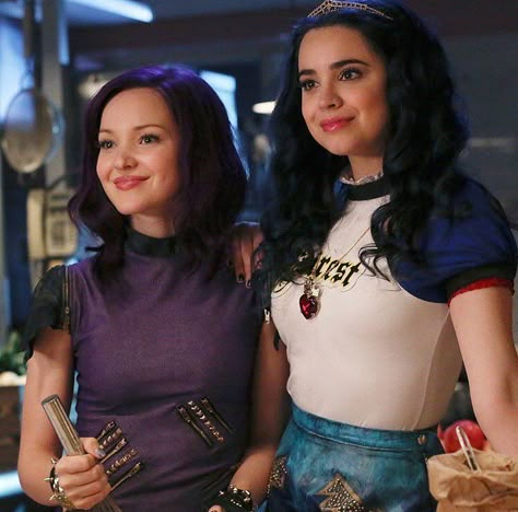 Evie And Mal, Mal And Evie Descendants, Best Friends Movie, Descendants 2015, Movie Duos, Evie Descendants, Mal Descendants, Famous Duos, Disney Best Friends