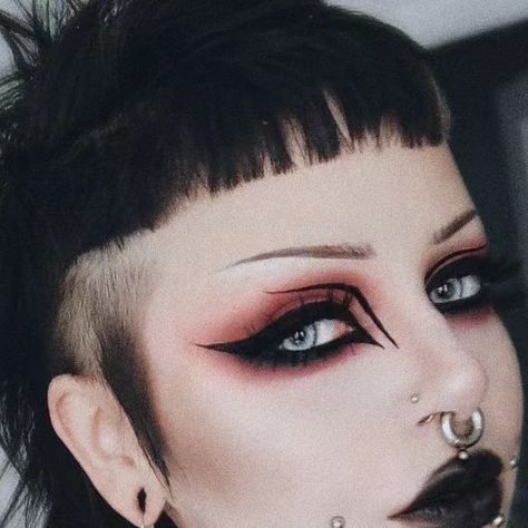 Gothic Short Hair, Alternative Mullet, Goth Mullet, Appearance Tips, Goth Hairstyles, Dark Makeup Looks, Goth Club, Awesome Hairstyles, Goth Hair