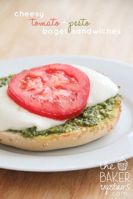 cheesy tomato and pesto bagel sandwiches // the baker upstairs http://www.thebakerupstairs.com Pesto Bagel, Tomato Bagel, Tomato And Pesto, Bagel Sandwiches, Recipes Sandwiches, Pesto Sandwich, Expired Food, Long Lunch, Deli Sandwiches