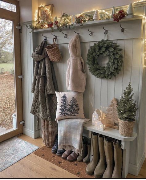 Cottage Hallway, Vstupná Hala, Mudroom Decor, Hallway Designs, Casa Vintage, Country Interior, Boot Room, Hall Decor, Cottage Interiors