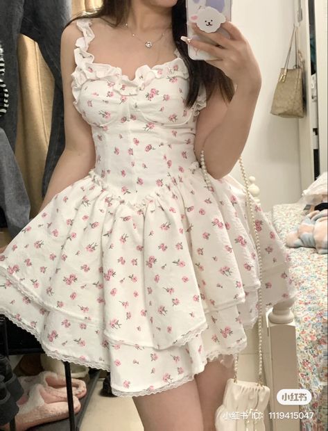 Coquette Floral Dress, Flower Pattern Clothes, Coquette Dresses Aesthetic, Fairy Coquette Outfits, Vestido Blanco Aesthetic, Croquette Dress, Coquette Dress Outfit, Vestido Coquette, Complexión Media