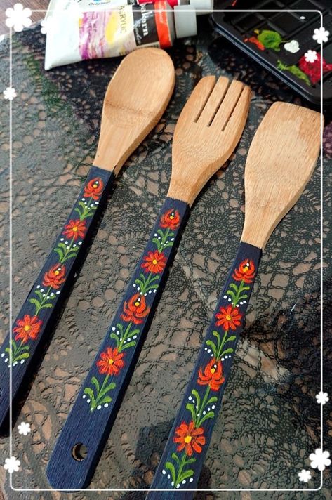 Painted Wood Spoons, Decorative Wooden Spoons, Wooden Spoon Painting, Painted Wooden Spoons, Wooden Spoon Crafts, Painted Spoons, Painted Gifts, Spoon Crafts, Folk Art Flowers