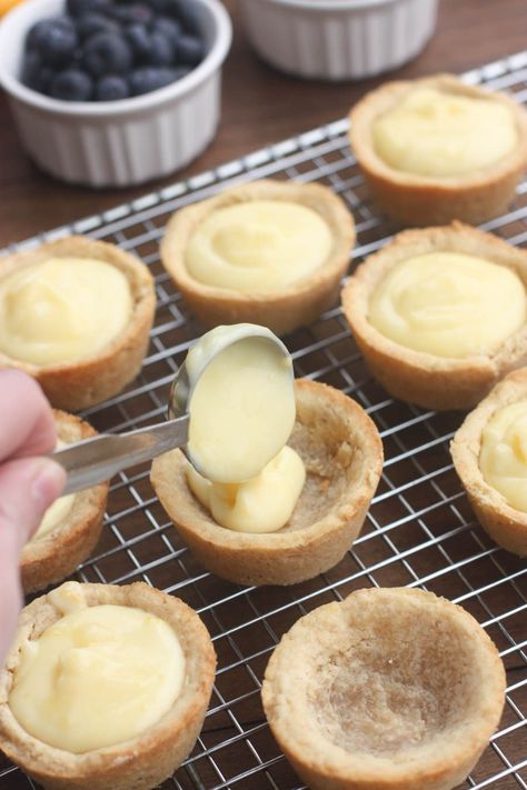 Creamy Lemon Sugar Cookie Cups - my favorite sugar cookie recipe baked in a muffin tin and filled with creamy lemon pie filling. Topped with fresh fruit. A beautiful and easy dessert that will impress your guests! Cookie Cups Recipe Muffin Tins, Tartlet Recipes, Creamy Lemon Pie, Mini Muffin Tin Recipes, Lemon Sugar Cookie, Mini Pie Recipes, Sugar Cookie Cups, Cookie Cups Recipe, Mini Dessert Recipes