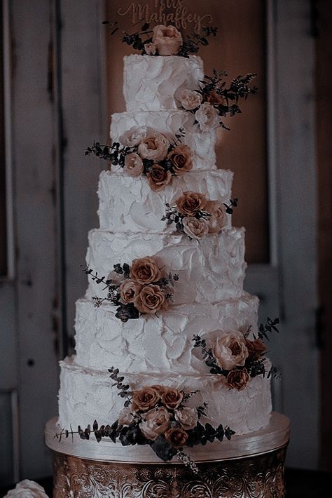 Academia Aesthetic Wedding, Dark Academia Wedding Cake, Mafia Wedding Aesthetic, Old Fashion Wedding, Brown Wedding Cake, Wedding Cake Dark, Mafia Wedding, Dark Academia Wedding, Wedding Cake Theme