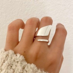 The best modern ring designs for your inspiration Modern Ring Design, Wide Gold Ring, Fun Rings, Vintage Cluster Ring, Silver Wire Rings, Glam Jewelry, Mystic Topaz Ring, Modernist Ring, Spiral Ring