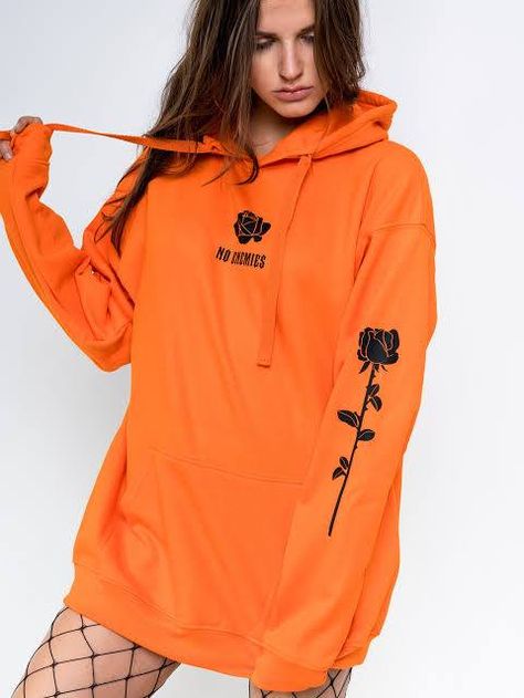 Women hoodie outfits (20) Hoodie Dress Outfit, Shirt Over Hoodie Outfit, Women Hoodie Outfit, How To Wear Hoodies, Oversized Hoodie Outfit, Fashion Slogans, Hoodie Outfits, Mode Chanel, Stylish Hoodies