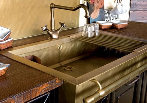 We love the retro look of these old-style brass sinks by Restart. The Italian company is channeling the old world farmhouse aesthetic, both in material and looks, in this... Bronze Kitchen Sink, Palace Kitchen, Dapur Rustic, Officine Gullo, Banquette Design, Brass Kitchen Sink, Best Kitchen Sinks, Semi Recessed Sink, Metal Sink