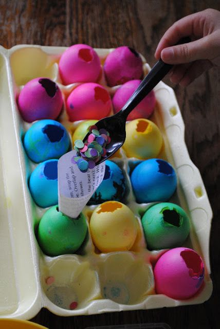 A Brief History of Cascarones and How To Make Them (Eggshells filled with Confetti) Spanish Club Ideas, Spanish Crafts, Confetti Eggs, Out House, Spanish Holidays, Mexican Party Theme, Easter Traditions, Spanish Classroom, Mexican Party