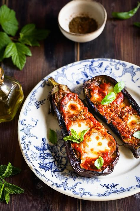 Aubergines rôties et farcies à la tomate et mozzarella comme une parmigiana. Une recette facile, rapide et délicieuse comme en Italie. Italian Recipes, Mozzarella, Vegetarian Recipes, Food And Drink, Pasta, Healthy Recipes, Instagram, Art, Thermomix