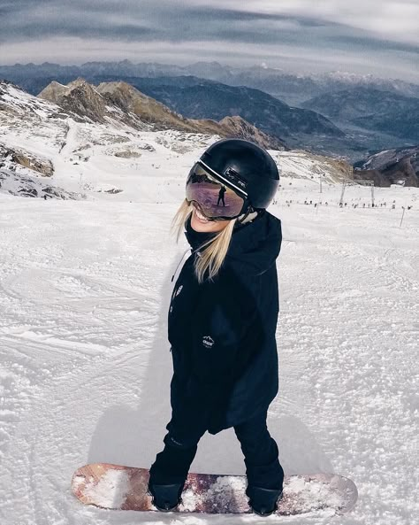 pin ☼mikeila Cute Snowboarding Pictures, Aesthetic Snowboarding Pictures, Snowboard Inspo Pics, Snowboarding Girls, Blonde Girl Snowboarding, Ski Outfits For Women, Snowboarding Pictures, Snow Vacation, Ski Pictures