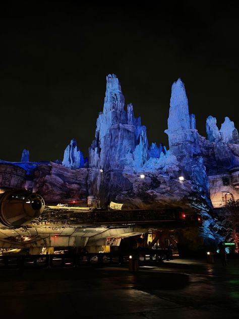 Disneyland At Night, Star Wars Land, Galaxys Edge, Disneyland Anaheim, Disneyland Rides, Disney Photo Ideas, Galaxy's Edge, Disney Photos, Disney S