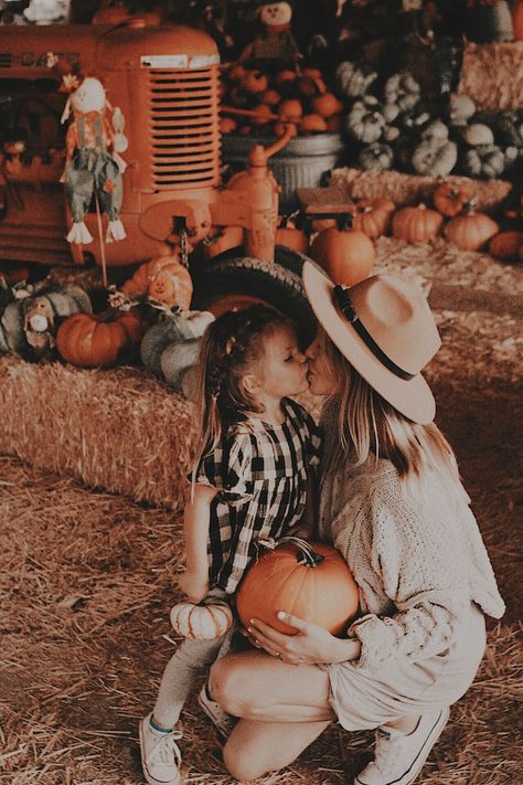 Pumpkin Patch Photoshoot Mom And Daughter, Pumpkin Wall Photoshoot, Pumpkin Patch Backdrop Ideas, Mother Daughter Pumpkin Patch Pictures, Mommy And Me Pumpkin Patch Outfits, Mom And Daughter Pumpkin Patch Pictures, Mom And Son Pumpkin Patch Pictures, Diy Pumpkin Patch Photo Shoot, Pumpkin Patch Mommy And Me