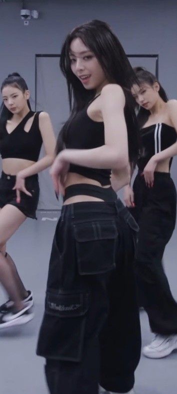 Itzy Cheshire Dance Practice, Dance Practice Outfits Aesthetic, Yuna Itzy Cheshire, Itzy Dance Practice, Yuna Cheshire, Itzy Cheshire, Kpop Beauty, Christmas Flatlay, Kpop Videos