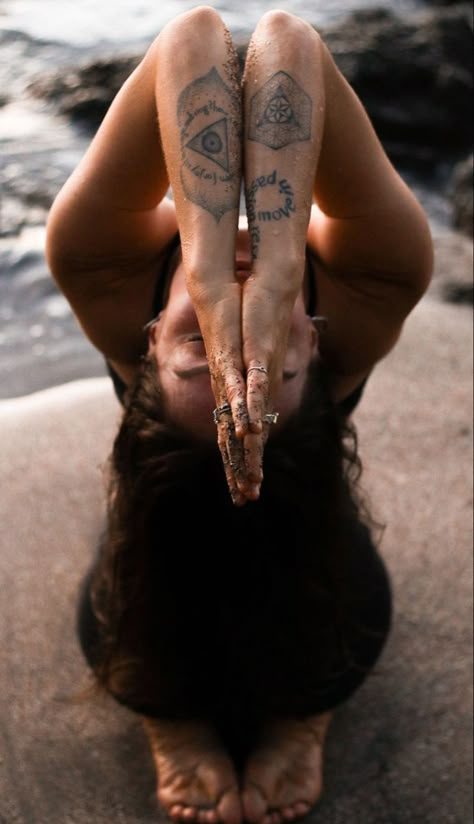 Yoga Shoot Photoshoot, Yoga Pose Photo, Yoga Poses For Photos, Yoga Pose Photoshoot Ideas, Yoga Poses Beach, Yoga Photo Shoot Ideas, Yoga Beach Poses, Beach Yoga Photoshoot, Yoga At The Beach