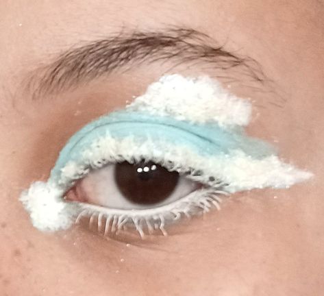 blue and white makeup eye look <3 Cloudy Makeup, Blue Eyeshadow With White Eyeliner, White Blue Eyeshadow, Eye Makeup White, Blue Frosty Makeup, Blue And White Makeup, Frosty Blue Eyeshadow, Blue Frosty Eyeshadow, White Hijab