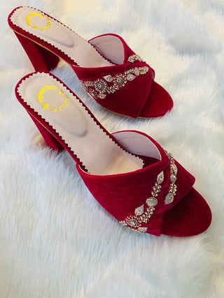 Pant Lehenga, Stylish Shoes Heels, Bridal Sandals Heels, Kitten Heels Outfit, Indian Sandals, Indian Wedding Shoes, Bridal Foot Jewelry, Women Slippers Fashion, Kids Dress Collection