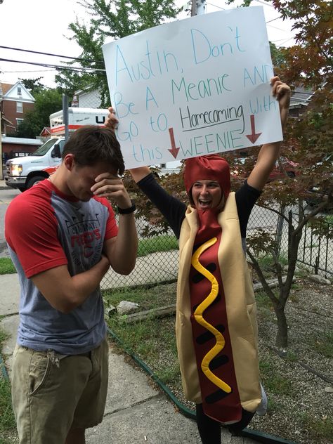 Funny homecoming ask Crazy Hoco Proposals, Asking A Guy To Homecoming, Funny Ways To Ask Someone To A Dance, Hoco Proposals Ideas For Him Funny, Funny Homecoming Signs, Hoco Twin Day Ideas, Courtwarming Proposals, Funny Proposal Ideas, Funny Homecoming Proposals