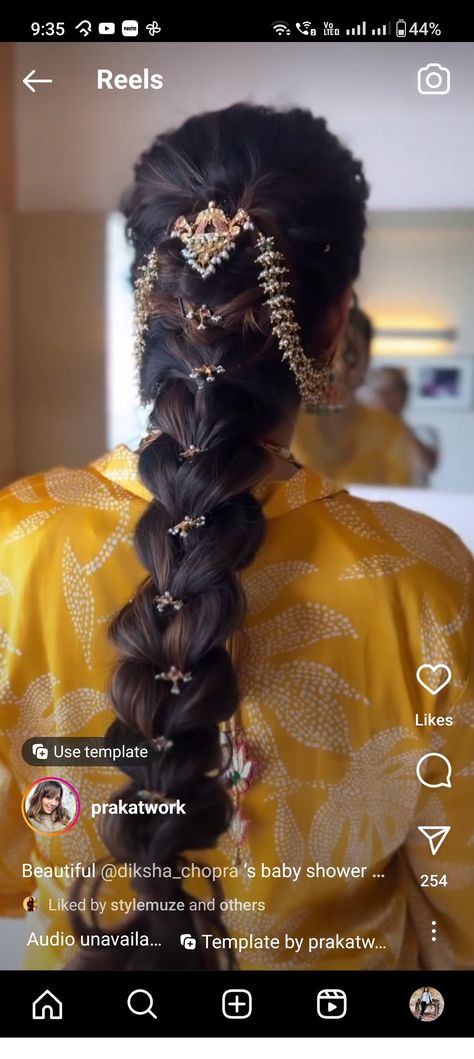 Traditional Tamil Hairstyles, Rajwadi Hairstyle, French Braid Indian Wedding, Saree For Mehendi Function For Bride, Long Hairstyles Indian Wedding, Hairstyles With Pallu On Head, Braids For Lehenga, South Indian Bridal Braid, Hairstyles For Langa Voni