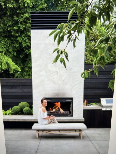 Modern Outdoor Fireplace, Outdoor Fireplace Designs, Outdoor Fireplace Patio, Backyard Fireplace, Design Exterior, Back Garden, Outdoor Fire, Outdoor Fireplace, Outdoor Rooms