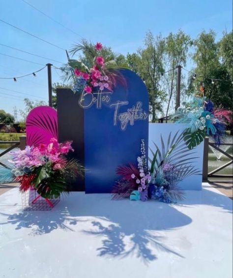 Reception Design Wedding, Backdrop Design Wedding, Modern Altar, 17th Birthday Party Ideas, Tropical Florals, Wedding Reception Design, Wedding Backdrop Design, Birthday Balloon Decorations, Reception Design