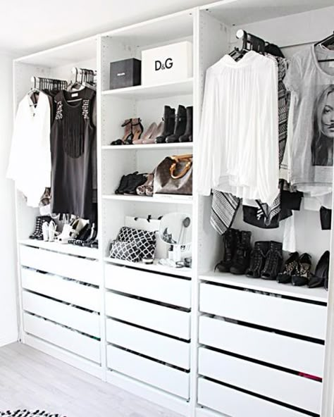 Modern Closet Designs, Dressing Design, Minimalist Closet, Wardrobe Organisation, Open Closet, Modern Closet, Closet Room, Closet Decor, Dream Closets