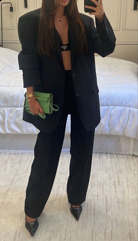 Blazer Bar Outfit, Black Blazer Night Out Outfit, Black Blazer Going Out Outfit, Going Out Blazer Outfit, Night Out In Paris Outfit, Bar Outfit Night Classy, Blazer Outfits Party, Ootd Soiree, Night Event Outfit