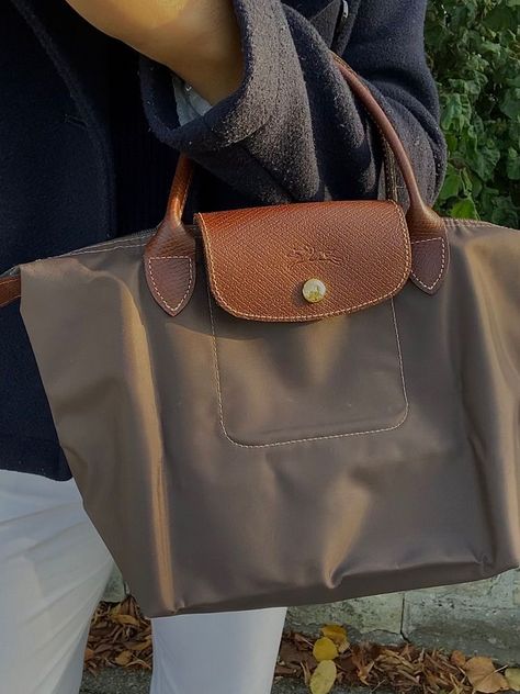 Long Champ Aesthetic, Longchamp Bag Outfit Aesthetic, Longchamp Le Pliage Aesthetic, Le Pliage Aesthetic, Long Champ Bag Aesthetic, La Pliage Longchamp, Le Pliage Longchamp Outfit, Long Champ Bag Outfit, Longchamp Khaki