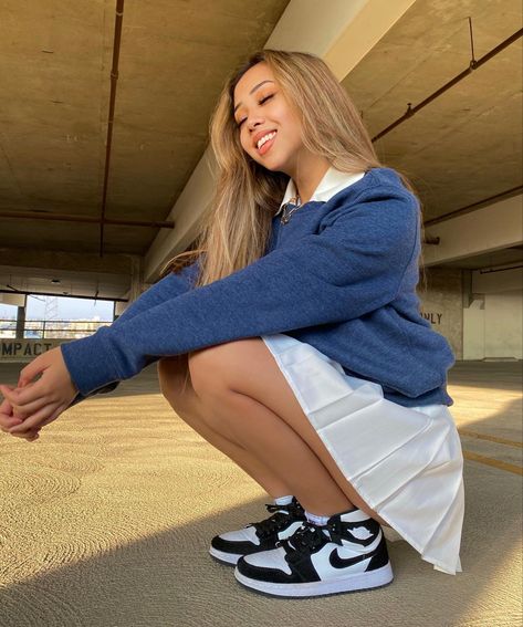 Jordan And Skirt Outfits, Skirt Jordans Outfit, Skirt Photoshoot Ideas, Jordan Retro 1 Outfits Women, Styling Jordan 1 Outfits, Outfit With Jordans, Outfits With Jordan 1s, Streetwear Women Outfits, White Tennis Skirt Outfit