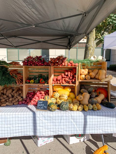 Retail Store Display Ideas, Coconut Stand, Halloween Vegetables, Store Decoration Ideas, Autumn Aesthetic Halloween, Fall Farmers Market, Groceries Store, Autumn Market, Farmers Life