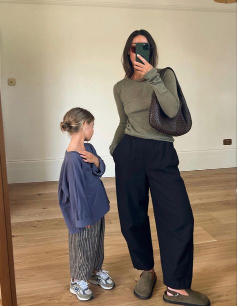 Cute Outfits With Birkenstocks, Son Outfits, Mommy Son, Birkenstock Outfit, Clogs Outfit, Minimalist Clothing, Look Rose, Stylish Mom, Life Board