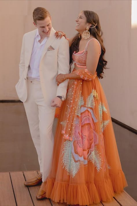 Modern outfit ideas for bride and groom for a minimal mehndi Orange Mehendi Outfit, Simple Mehendi Looks For Bride, Mendhi Night Outfits, Haldi Carnival Outfit, Carnival Wedding Outfit, Mehendi Lehenga Brides, Maternity Lehenga, Outfits For Mehendi Function, Mehendi Outfit For Bride