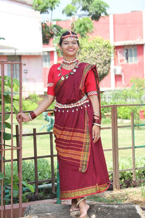 Traditional and comfortable ❤️: Women of Chhattisgarh wear saree known as 'Lughda'... Chhattisgarh Traditional Dress, Chhattisgarh Culture, Indian Traditional Dresses, Goa Trip, Dresses Images, Saree Draping Styles, Amazing India, Happy Onam, Artificial Snow