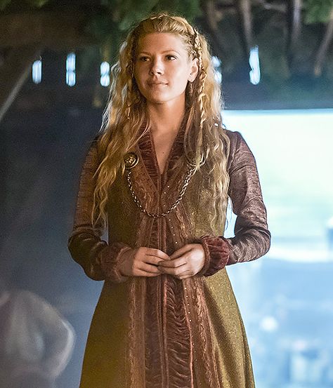 — Katheryn Winnick as Lagertha - Vikings season 4 -... Lagertha Vikings, Ragnar Vikings, Vikings Season 4, Vikings Travis Fimmel, Vikings Lagertha, Black Dress Red Carpet, King Ragnar, Vikings Season, Viking Series